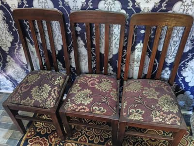 ڈائننگ ٹیبل کی کرسیاں ہیں 8