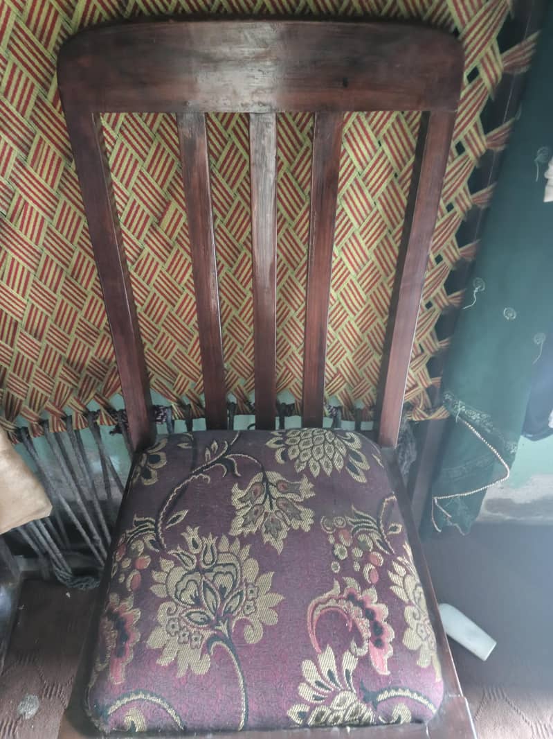 ڈائننگ ٹیبل کی کرسیاں ہیں 8 1