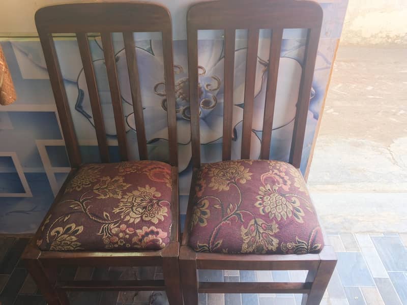 ڈائننگ ٹیبل کی کرسیاں ہیں 8 2