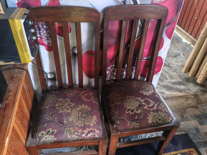 ڈائننگ ٹیبل کی کرسیاں ہیں 8 3