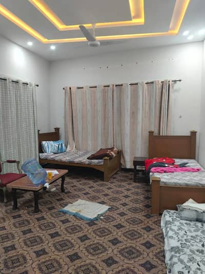 Furnished room available for rent in E11 2 in portion
