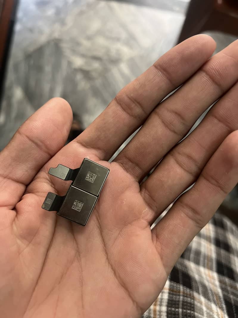 iPhone XS Max back camera 0