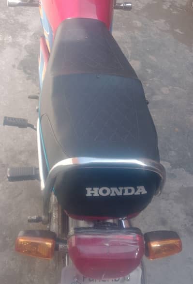 motorcycle sari taiyar ki Hui hai engine bhi abhi karvaya hai tyre new