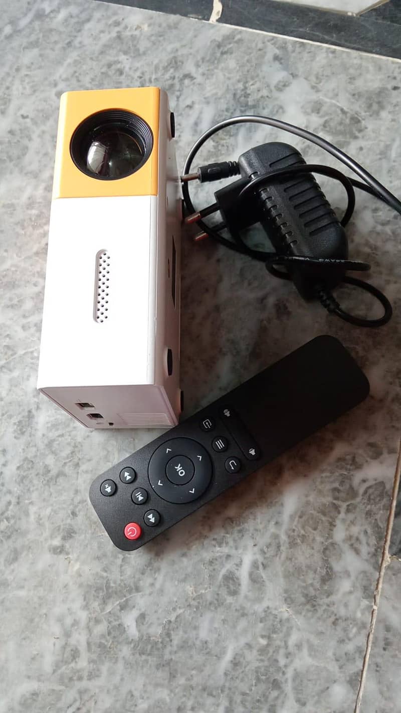 MINI PROJECTOR 4