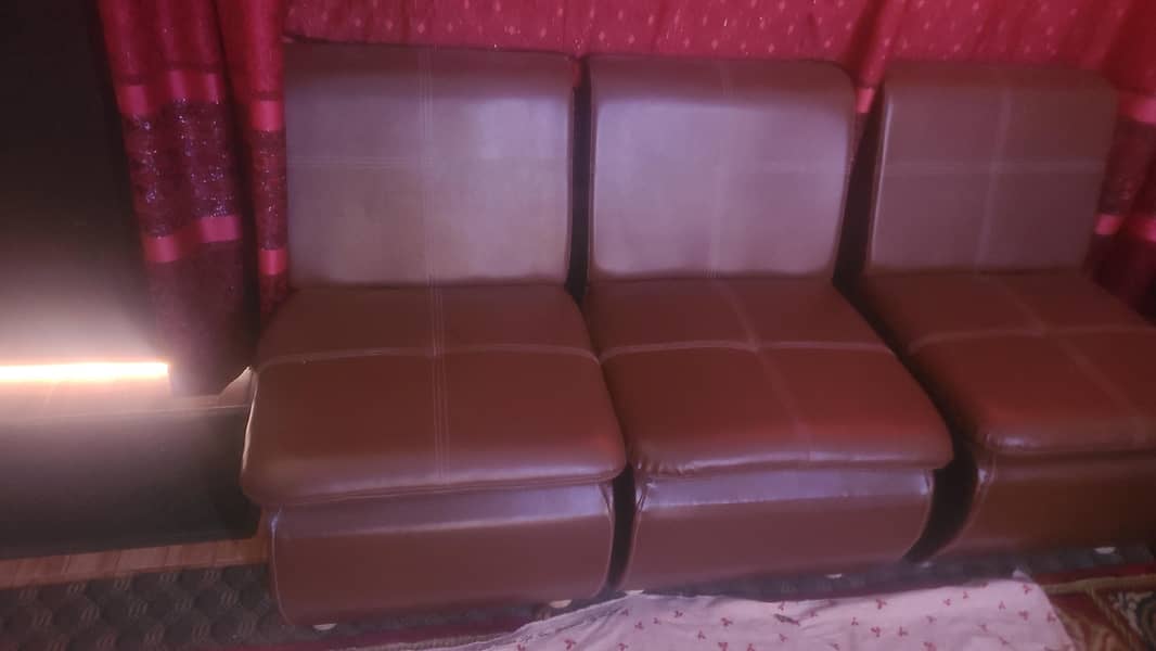 1 SEATER 5 SOFAS 1