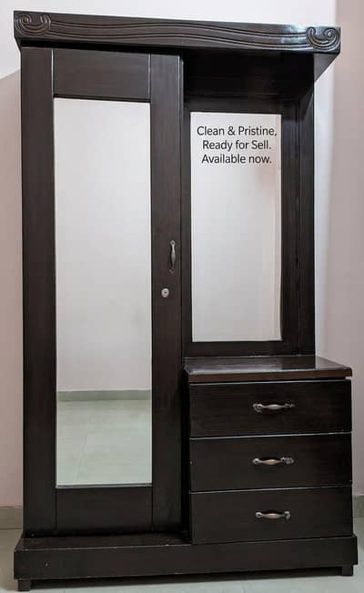 2 mirror Dressing and storage capacity