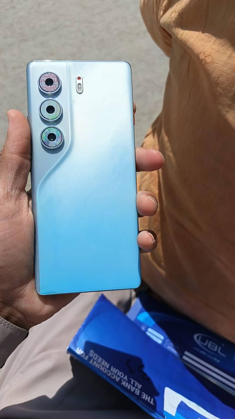 Tecno Camon 40 pro 0