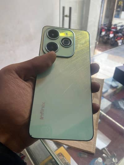Infinix Hot 40i 8/128 with box charger