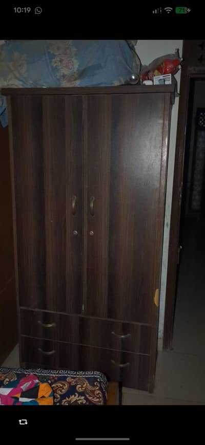 4 door almari Bht kam use hoi v hai