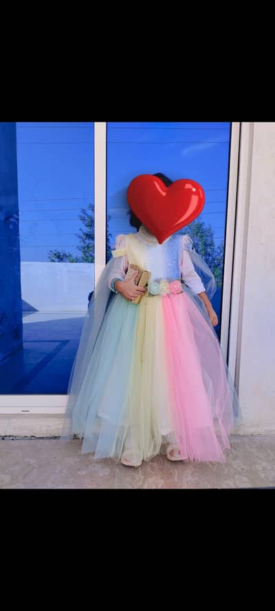 4 say 6 sal tak ki bachi ka  Frock bht ehtiyat say istimal Kiya gaya