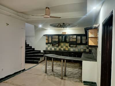 FOR OFFICE 2 BED UPPER PORTION FOR RENT