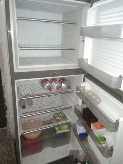 I am selling dawlance fridge Good condition large size