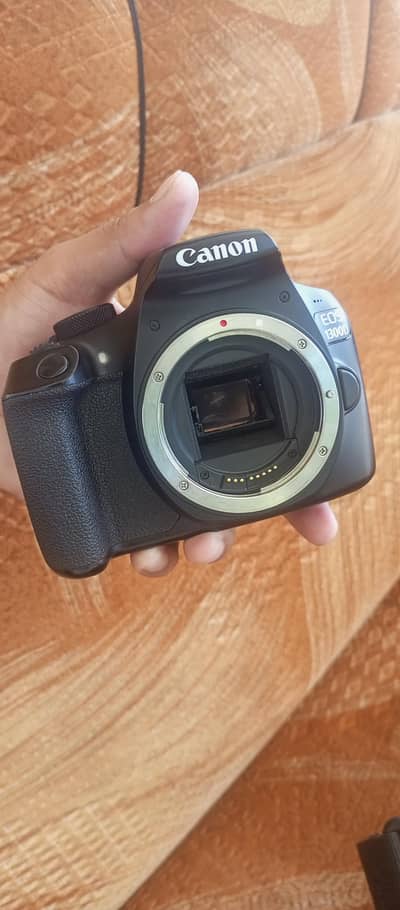 DSLR Canon 1300D camera