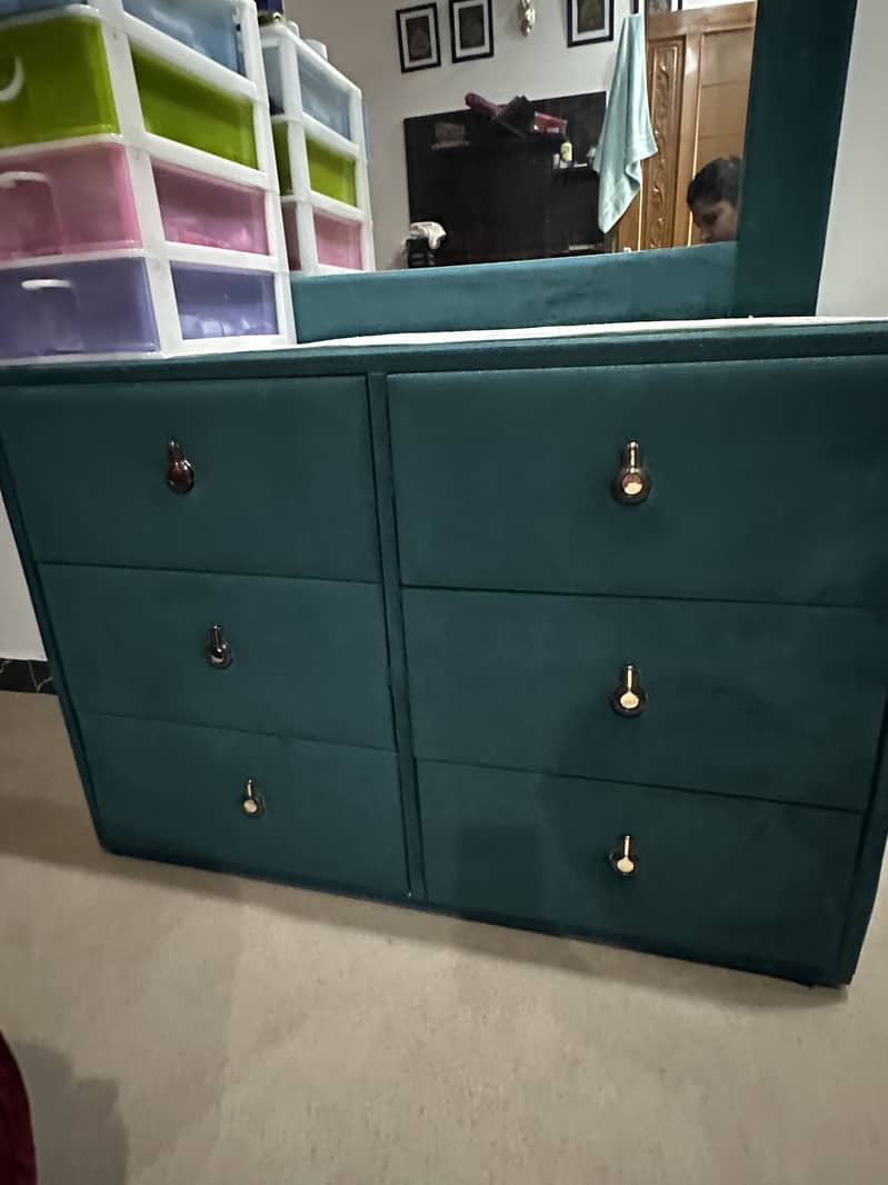 Bed set and dressing table 2