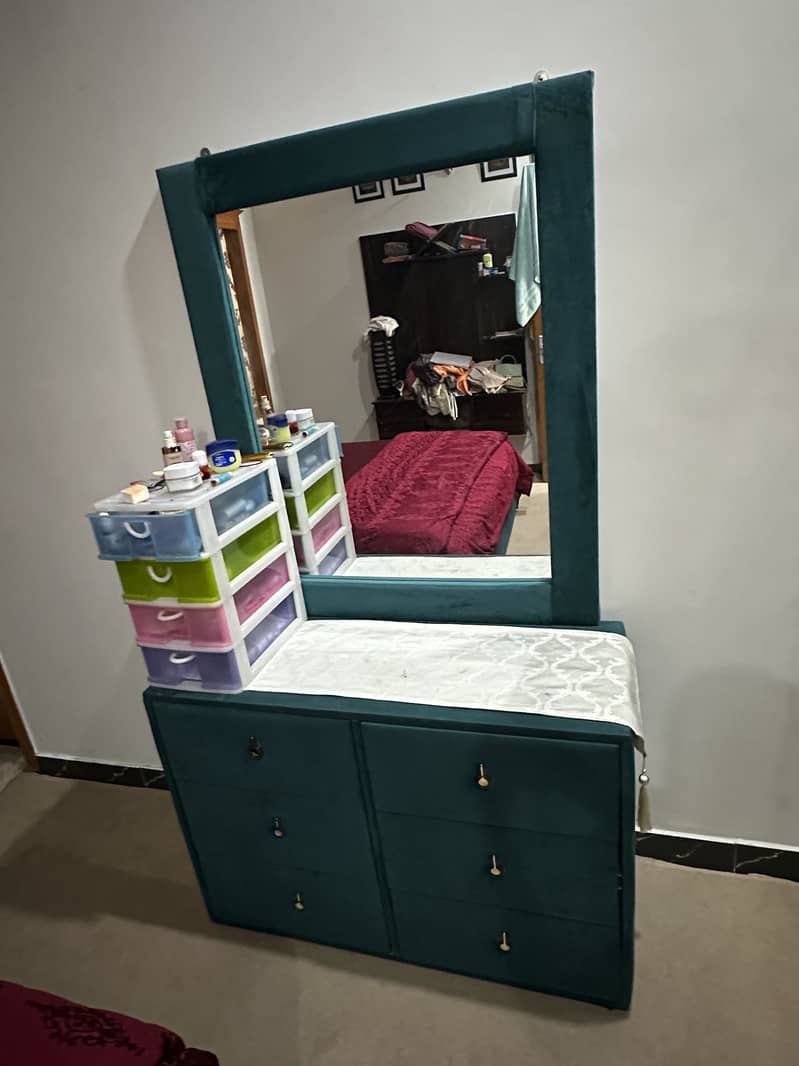 Bed set and dressing table 4