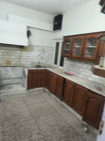 6 Bedrooms & 6 bathrooms 2D TV lounge & 2 kitchen