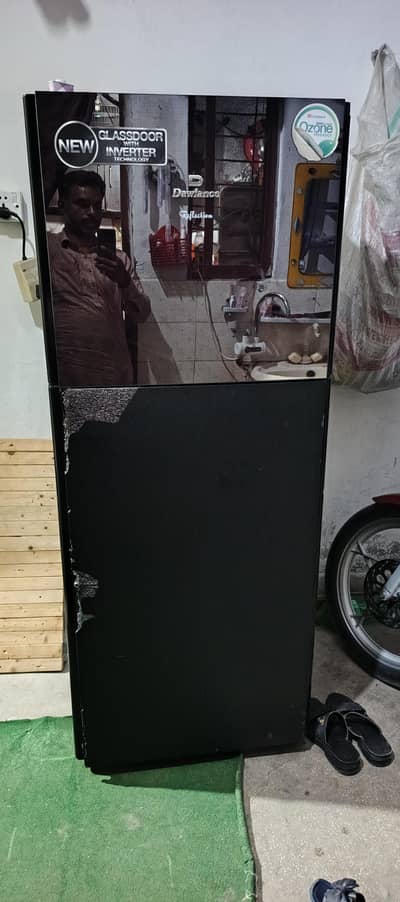 new condition hai  nichy waly door ka glass tota ha baqi pori new ha