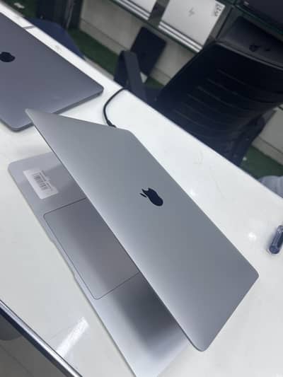 Apple Macbook Air 2020 13 inch core i5, 8gb ram & 500gb storage