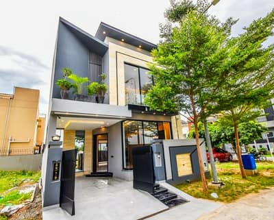 5 MARLA OWNER BUILT HOUSE ON ELEGANT LOCATION AVAILABLE FOR SALE IN BAHRIA TOWN