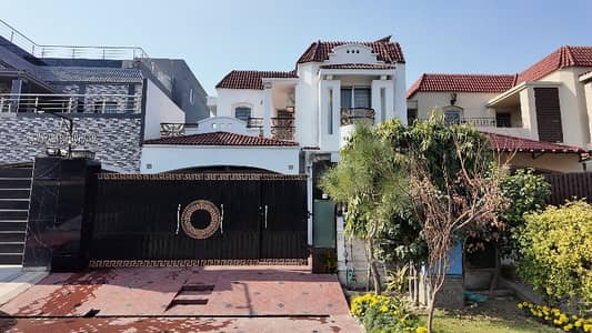 11MARLA SLIGHTLY USED HOUSE AVIALBLE ON 60FEET ROAD