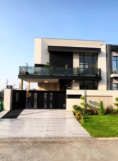 8 MARLA SOLID HOUSE ON GOOD LOCATION AT LOWEST PRICE AVAILABLE FOR SALE IN BAHRIA TOWN.