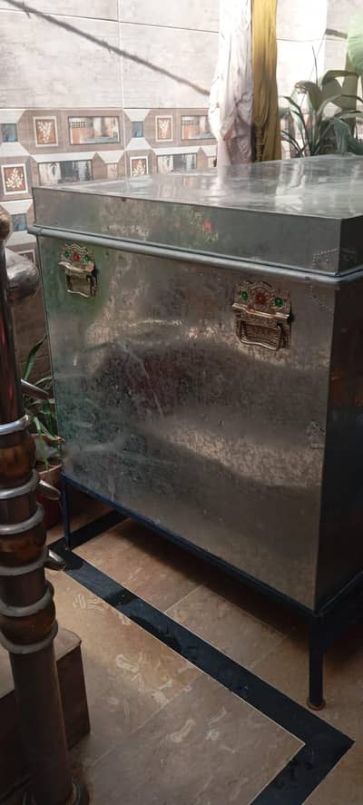 Brand New Trunk with stand for sale