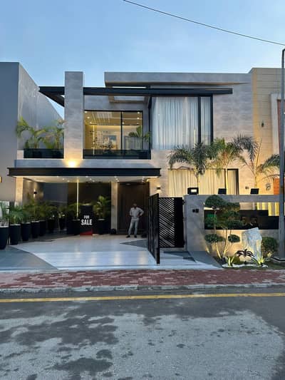 ONE KANAL LUXURIOUS HOUSE FOR SALE AT BAHRIA TOWN LAHORE