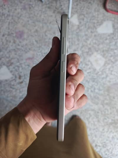 itel A 100c srf box khula hai ik hafta use hai 2+4 /64 me hai