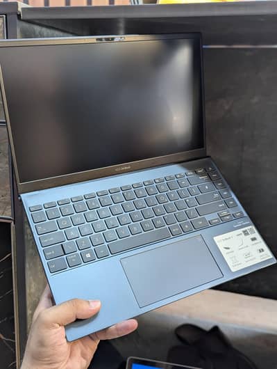 Asus Zenbook 14 Core i7-11th gen Laptop 16gb ddr5 Ram / 256gb Nvme