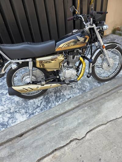 Gold and black 125 sellf start honda