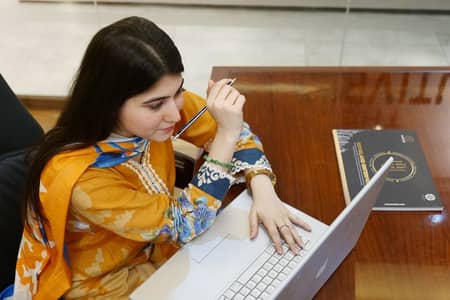 Femake calling operator ki jarurat hai