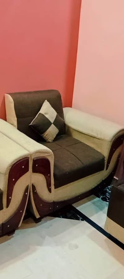 7 SEATER SOFA SET WITH CENTER TABLE AND 7 COSIONS FOR SALE NEW SET