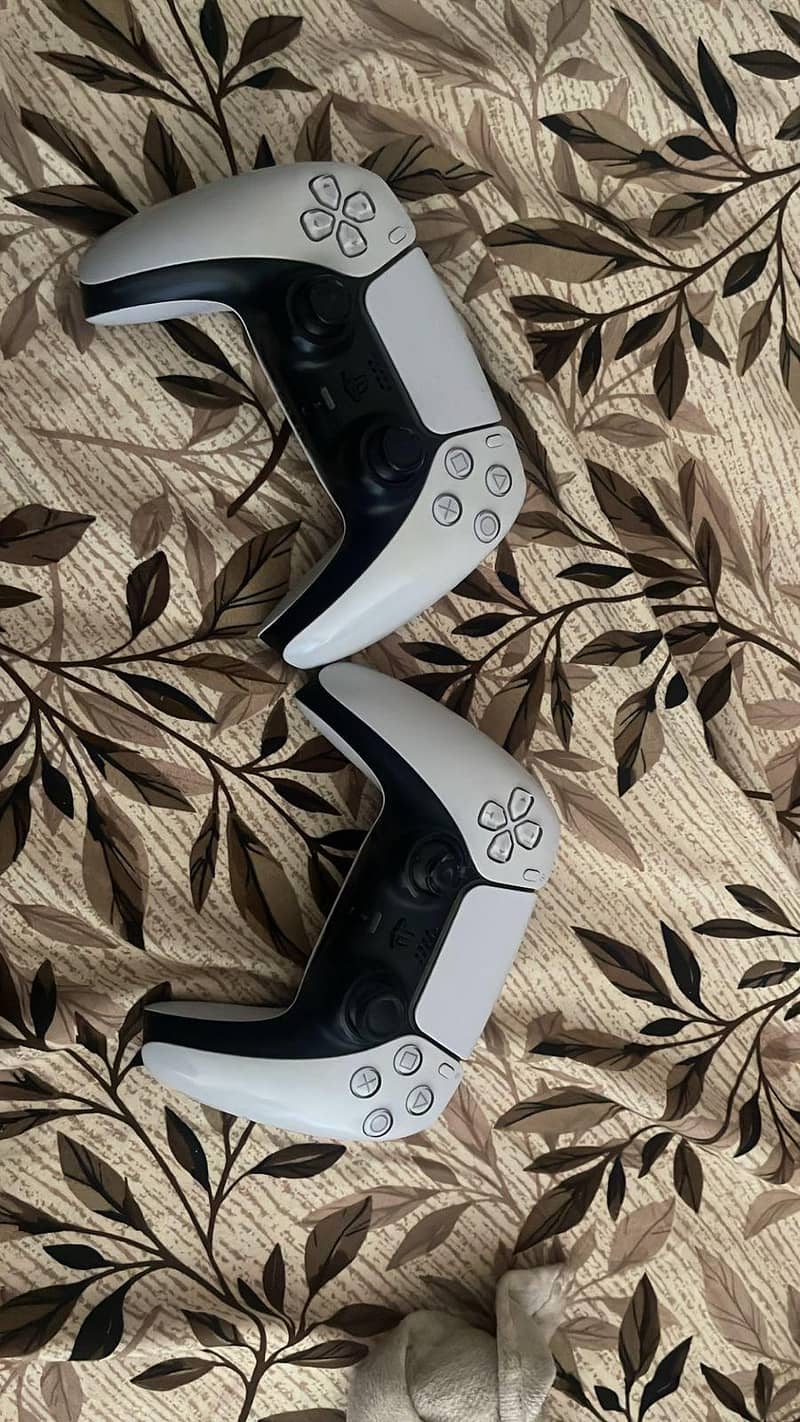 PS5 original  2 controllers 1