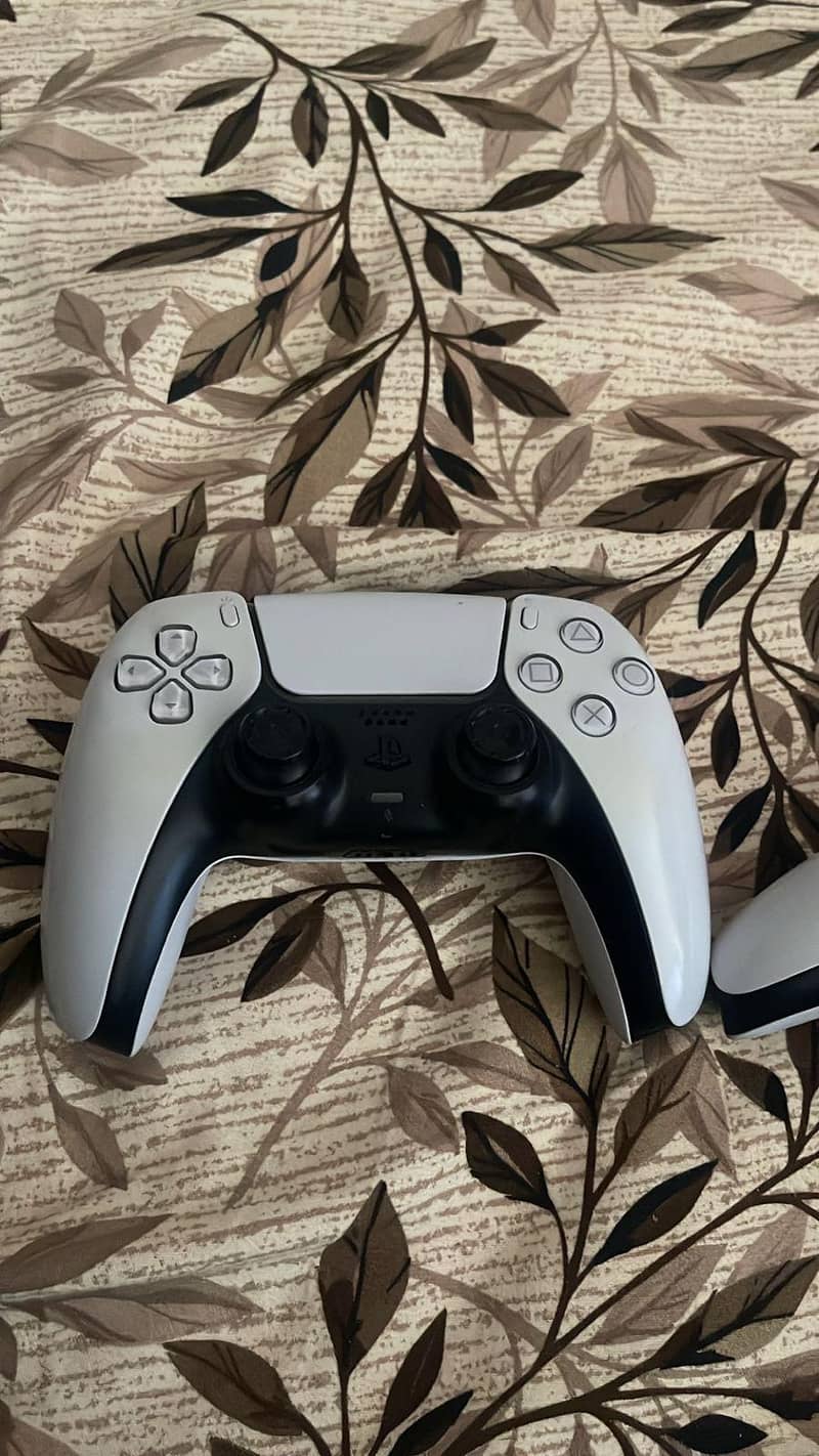 PS5 original  2 controllers 2