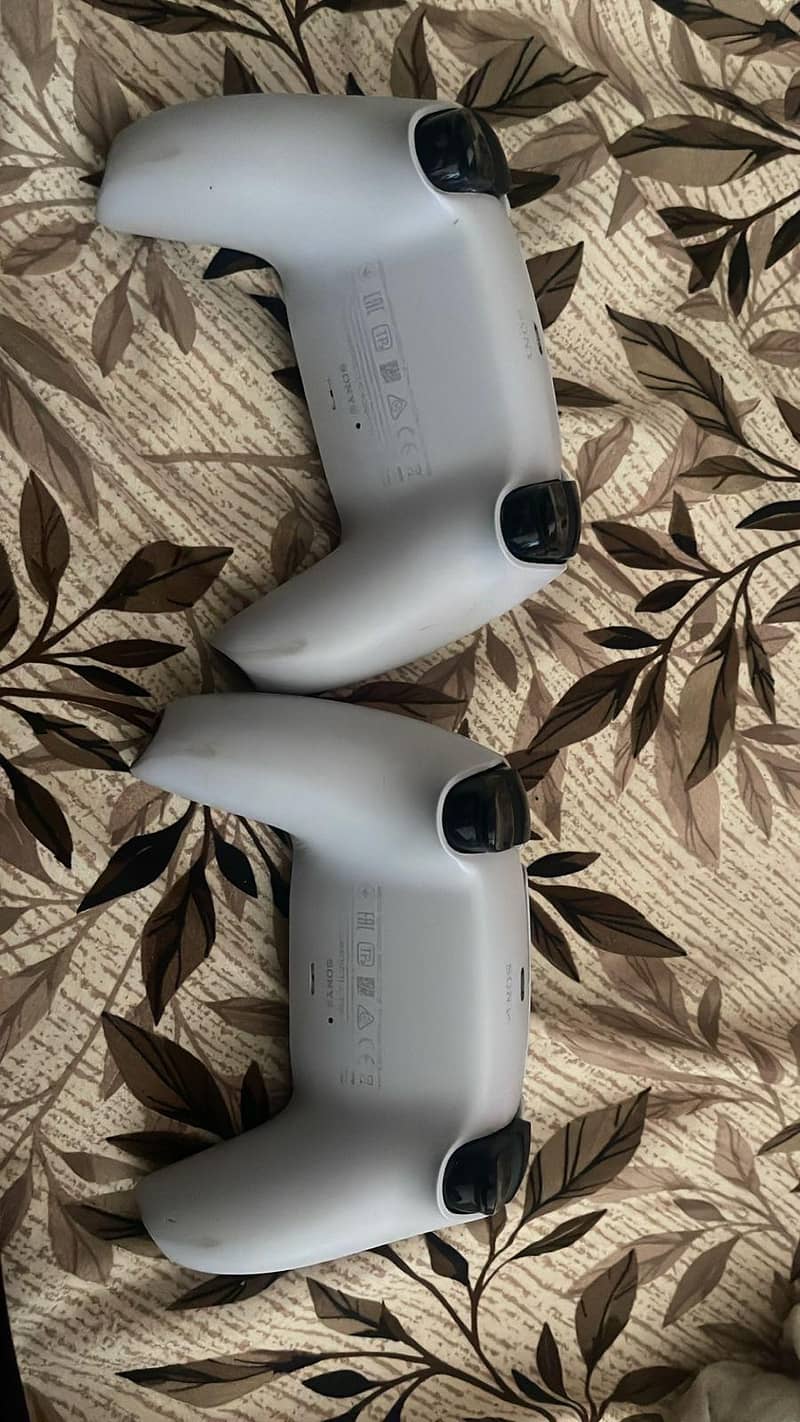 PS5 original  2 controllers 5