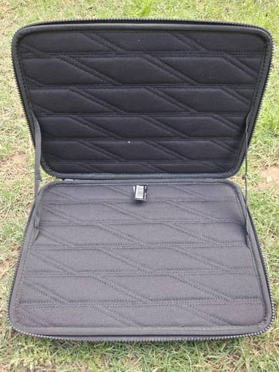Original Thule Sweden 13-inch Hard Shell Case for MacBook and other