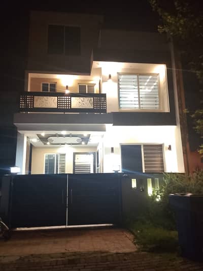Bahria Enclave Sector B-1 5.5 Marla House Available In Beautiful Location For Rent.
