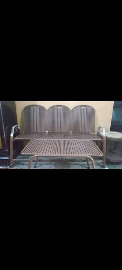 3 seater soffa and table almost new  jis ko zrootrt ho rbta kraye thnk