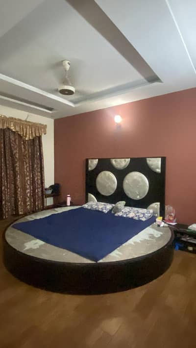 round bed and matress