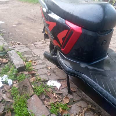 Evee Gen-z model red clr all oky.