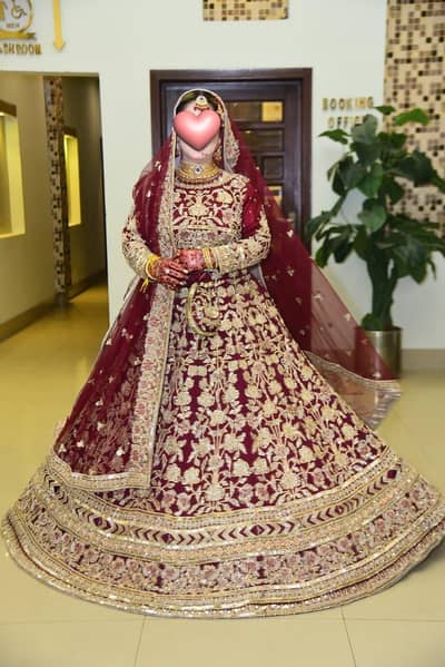 mehrun gold royal lehnga