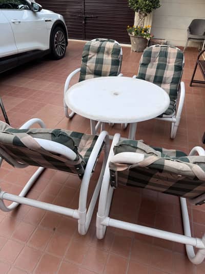 04 chairs + 1 table outdoor