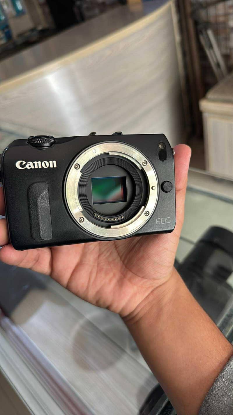 Canon EOS M 0