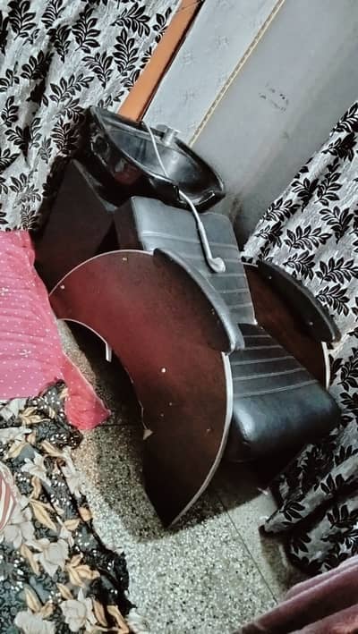 Washing unit. Massage bed and drawer for women/men beauty saloon.