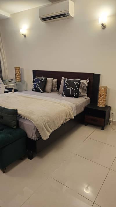 bedset in excellent condition with 2 side tables