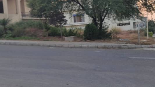 1 Kanal Beautiful super hot location plot for sale. Easy approach from main road. Near to all Amenities. Dem 3.40 Cr Offer Req.