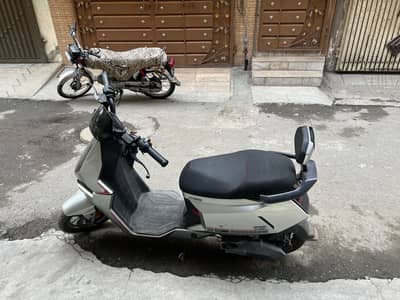 NIU F400T scooty for sale