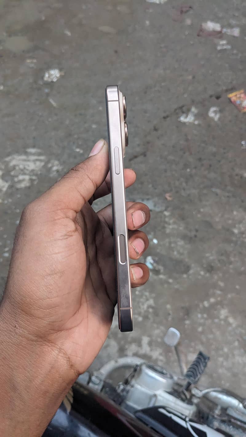 iphone 16 pro max 1