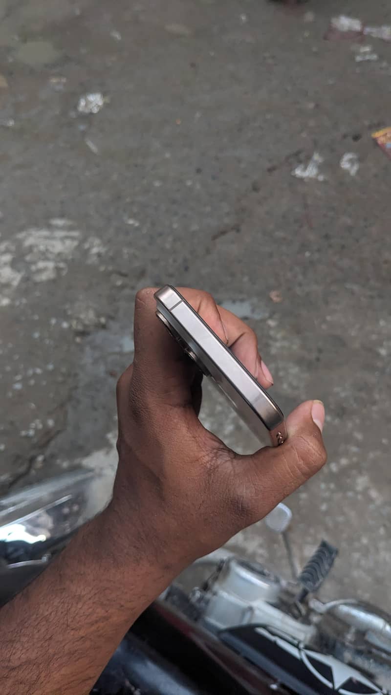 iphone 16 pro max 4