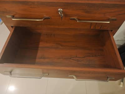 Wooden chest of drawers